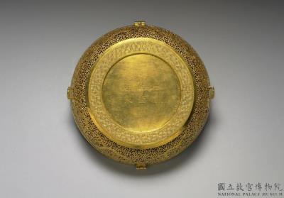 图片[3]-Gilt copper round box with openwork decoration of leaf scrolls and dragon design, Qing dynasty, Qianlong reign (1736-1795)-China Archive